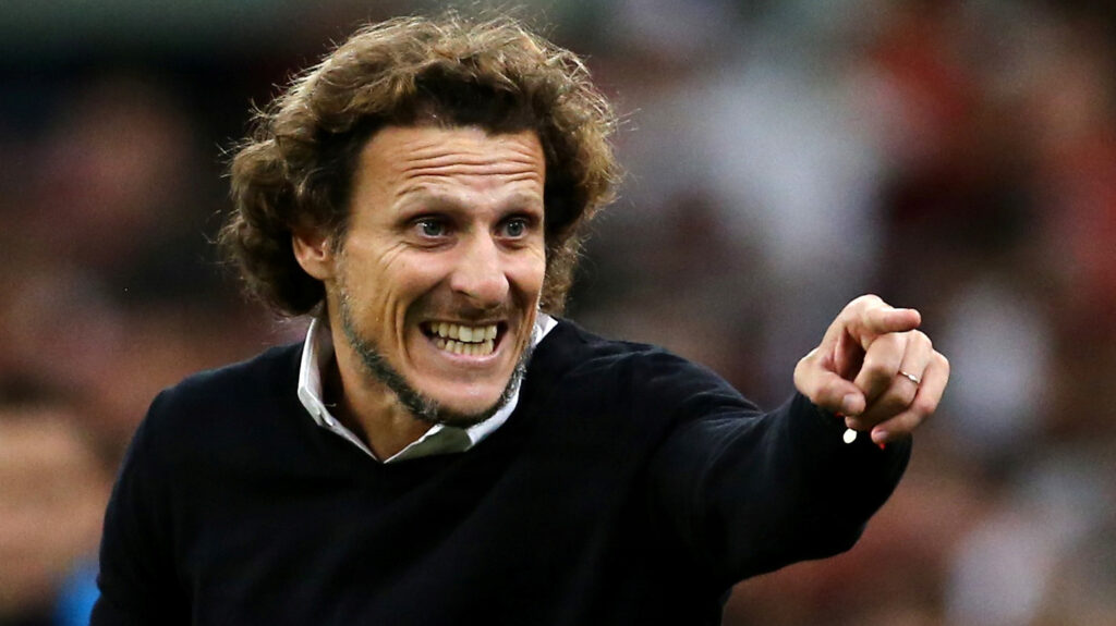 Diego Forlan peger