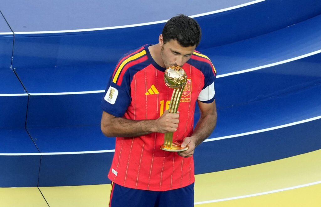 Rodri kysser trofæet som VM-bedste spiller.
