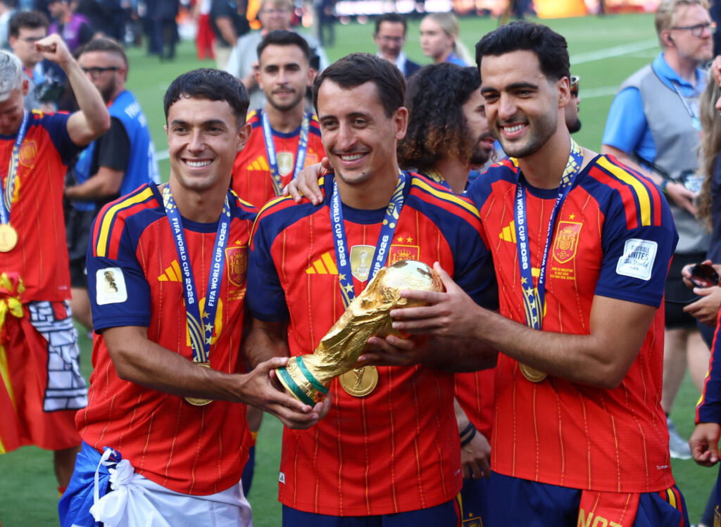 Martin Zubimendi, Mikel Oyarzabal og Mikel Merino med VM-trofæet.