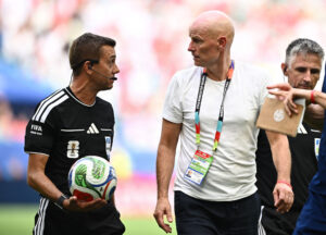 Ståle Solbakken taler med dommeren