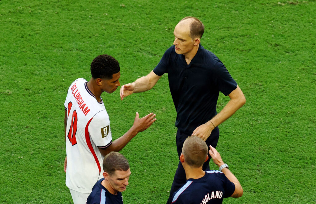 Thomas Tuchel og Jude Bellingham giver hinanden hånden.