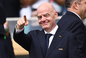 Gianni Infantino peger med fingeren :D.