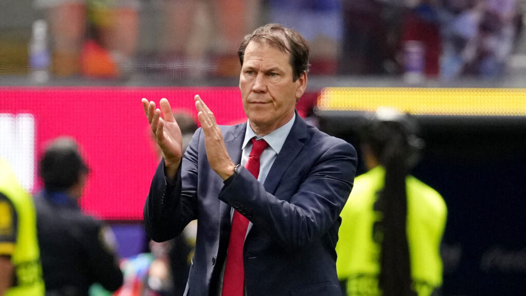 Belgiens landstræner Rudi Garcia klapper