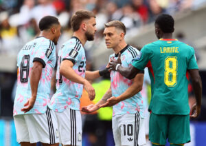 Leandro Trossard og Youri Tielemans skændes.