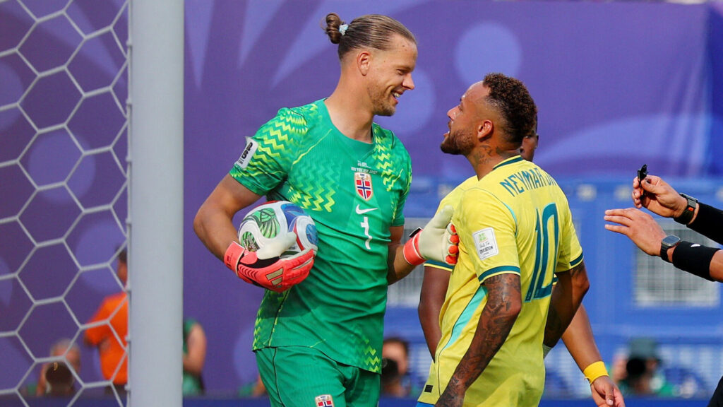 Norges målmand Ørjan Nyland diskuterer med Brasiliens Neymar.