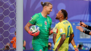 Norges målmand Ørjan Nyland diskuterer med Brasiliens Neymar.