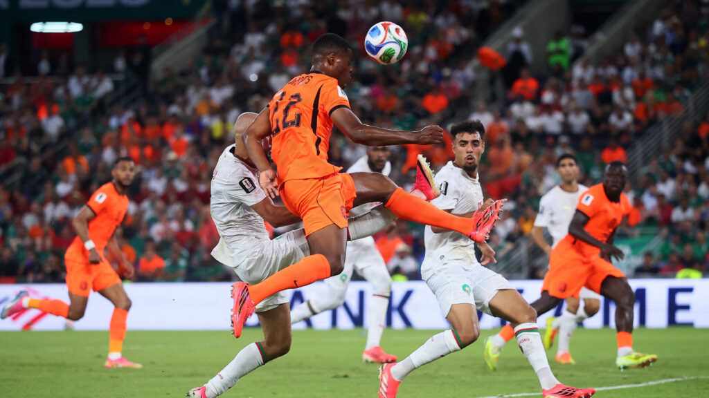 Denzel Dumfries header til bolden