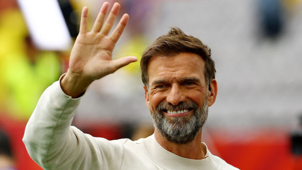 Jürgen Klopp vinker med højre hånd.