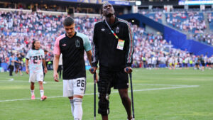 Amadou Onana på krykker