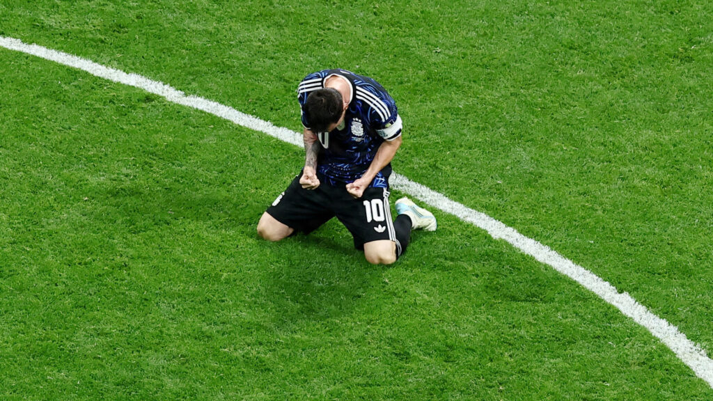 Messi Fejrer alene på midten af banen