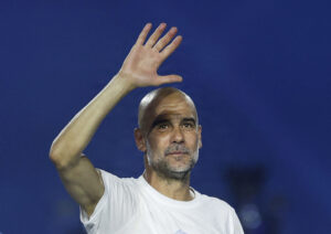 Pep Guardiola vinker.