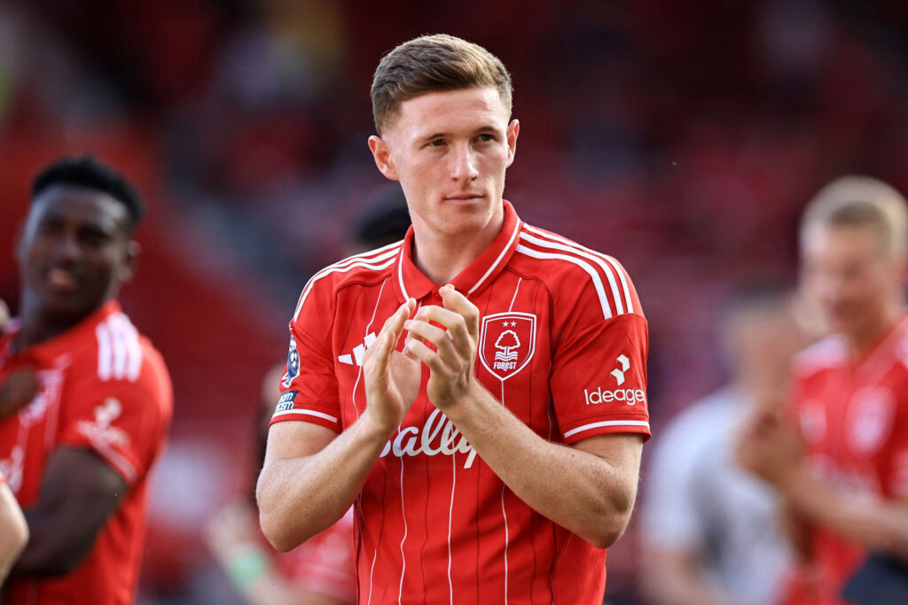 Elliot Anderson klapper til fansene i Nottingham Forests sidste sæsonkamp den 24. maj 2026.
