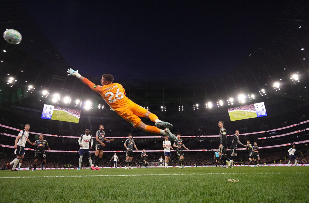 Karl Darlow i fuld figur for at redde en bold.