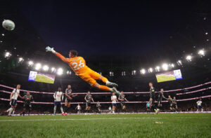 Karl Darlow i fuld figur for at redde en bold.