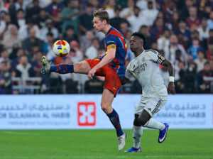 Frenkie de Jong i kamp for Barcelona mod Real Madrid.