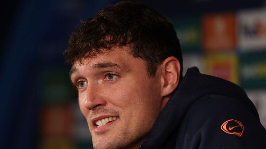 Andreas Christensen besvarer spørgsmål på et pressemøde