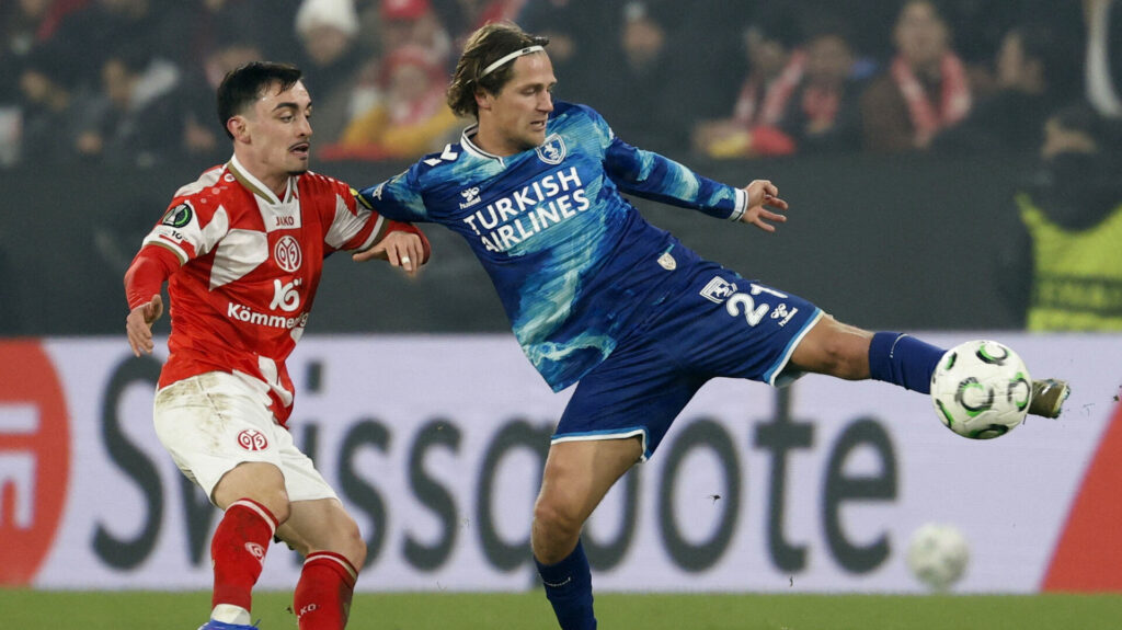 Carlo Holse sparker til bolden.