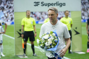Kristjaan Speakman får blomster.