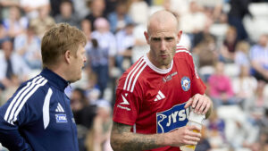 Jens Martin Gammelby i konsultation med Silkeborgs bænk