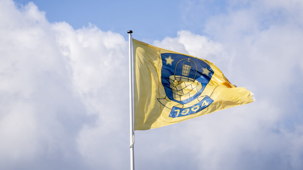 En flagstang har et Brøndby IF-flag hængende.