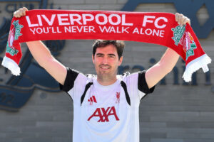 Andoni Iraola med et Liverpool-halsterklæde.