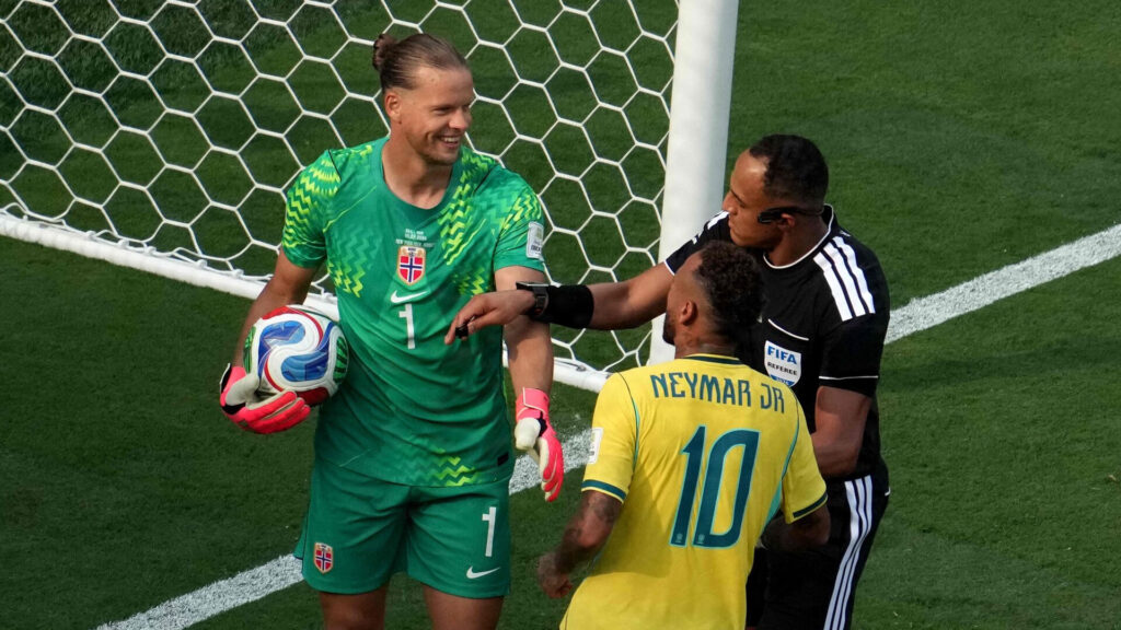 Norges målmand Ørjan Nyland diskuterer med Brasiliens Neymar.