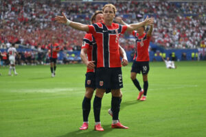 Andreas Schjelderup fejrer et mål for Norge.