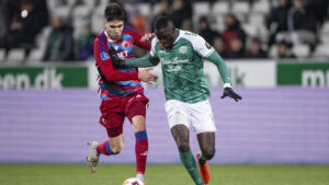 Alassana Jatta i en duel mod Kevin Diks.