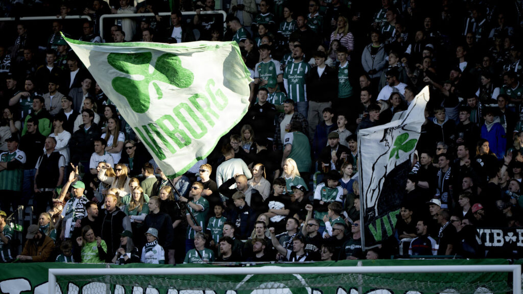 En masse Viborg FF-fans på lægterne