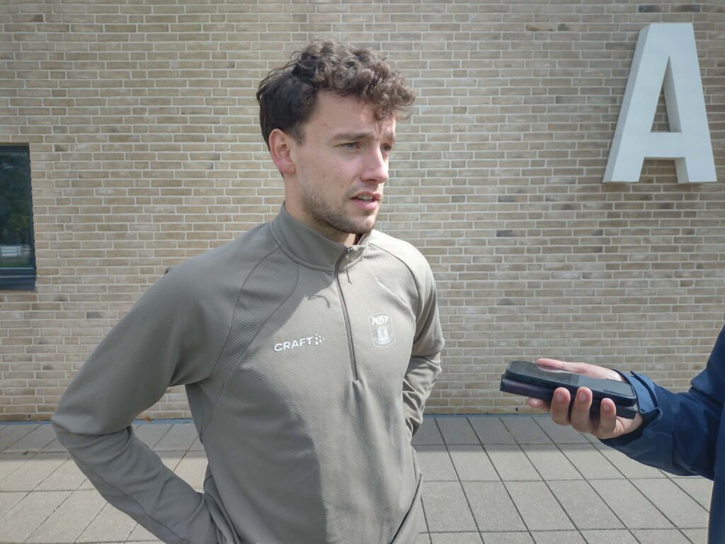 Colin Rösler interviewes efter AGF-træningen.