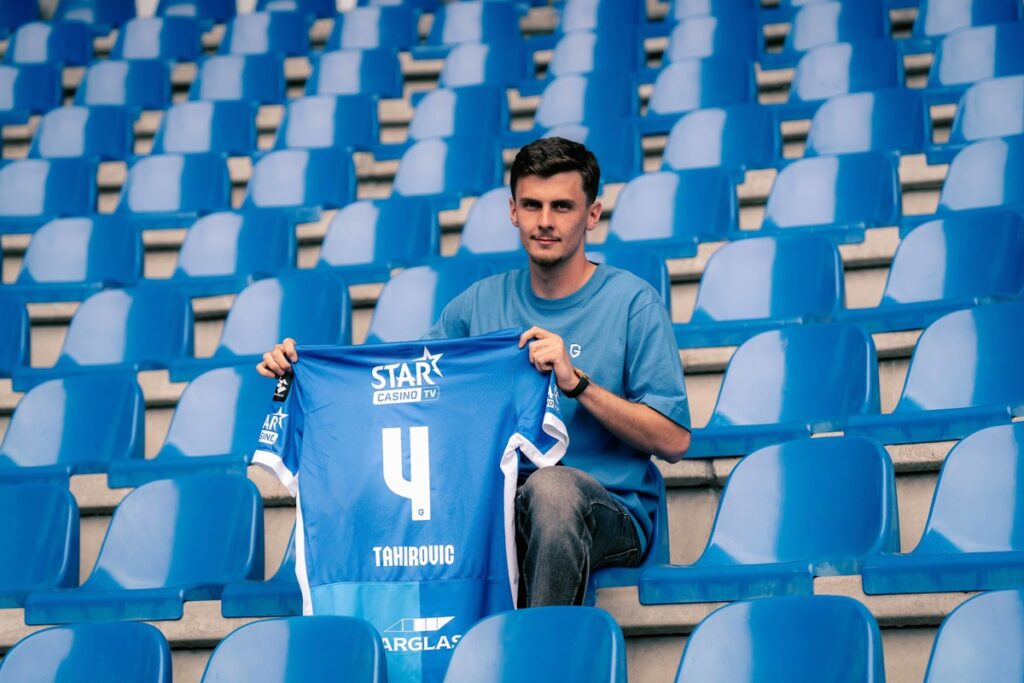Benjamin Tahirovic poserer med en Genk-trøje.