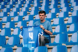 Benjamin Tahirovic poserer med en Genk-trøje.