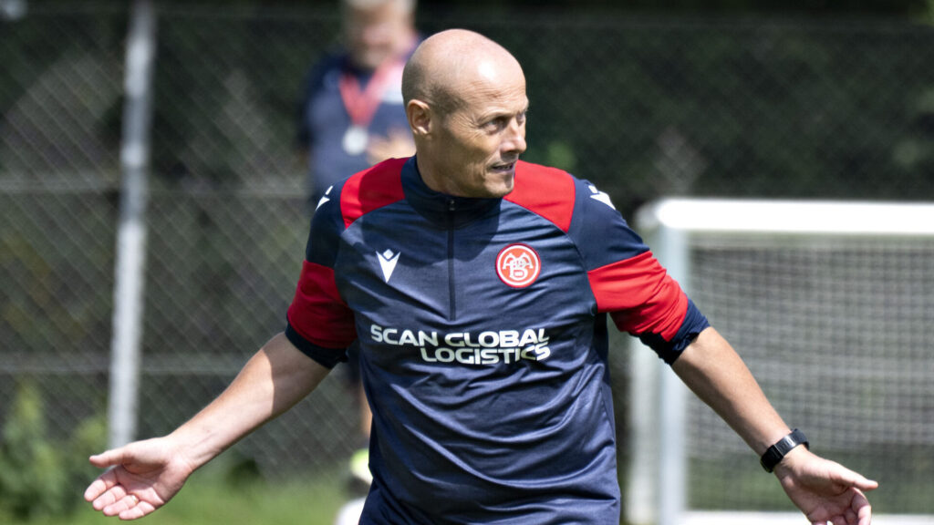 Steffen Højer giver instruktioner til AaB-spillerne.