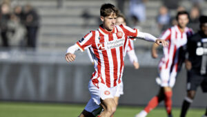 Valdemar Møller i kamp for AaB.