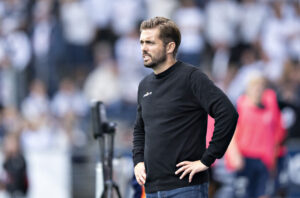 Jakob Poulsen kigger under kampen mellem Randers FC og AGF.
