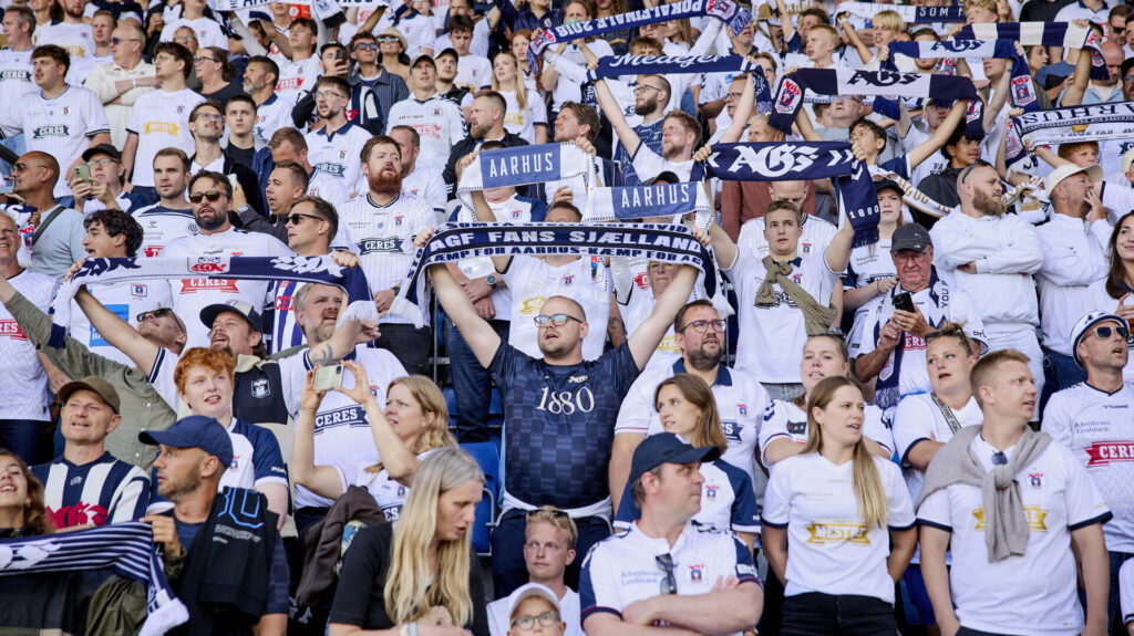 AGF fansene viser sine halstørklæderne