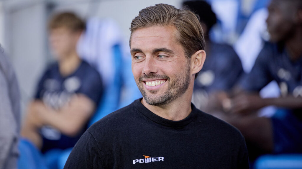 Jakob Poulsen kigger væk.