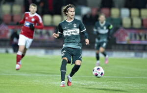 Markus Solbakken på bolden for AGF.