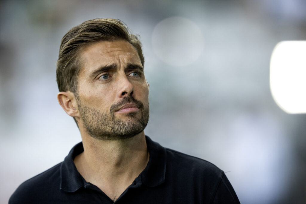 JAkob Poulsen der kigger mod tribunen inden kampen mod Viborg