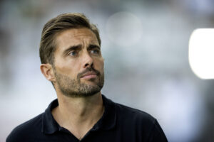 JAkob Poulsen der kigger mod tribunen inden kampen mod Viborg
