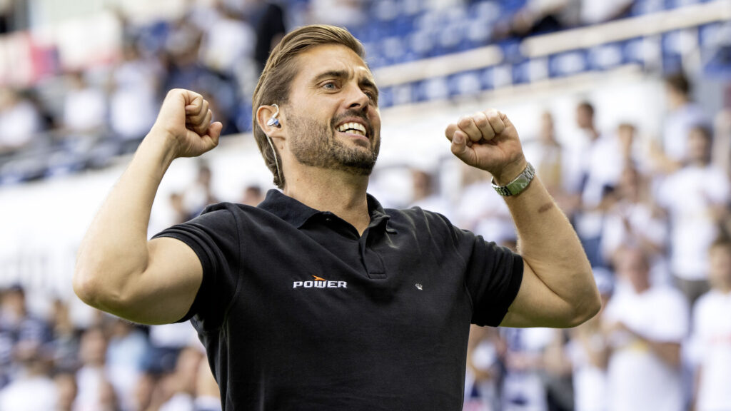 AGF's cheftræner Jakob Poulsen jubler k