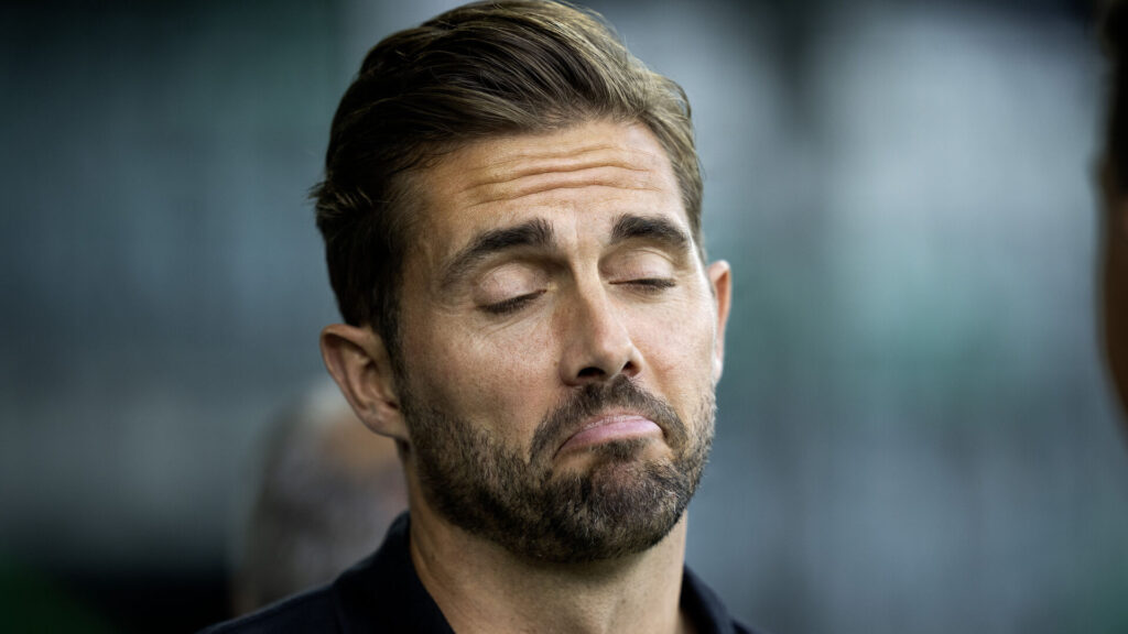 Jakob Poulsen med lukkede øjne og ærgerligt udtryk.