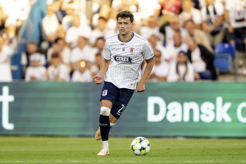 Colin Rösler i kamp for AGF mod Sabah FK.