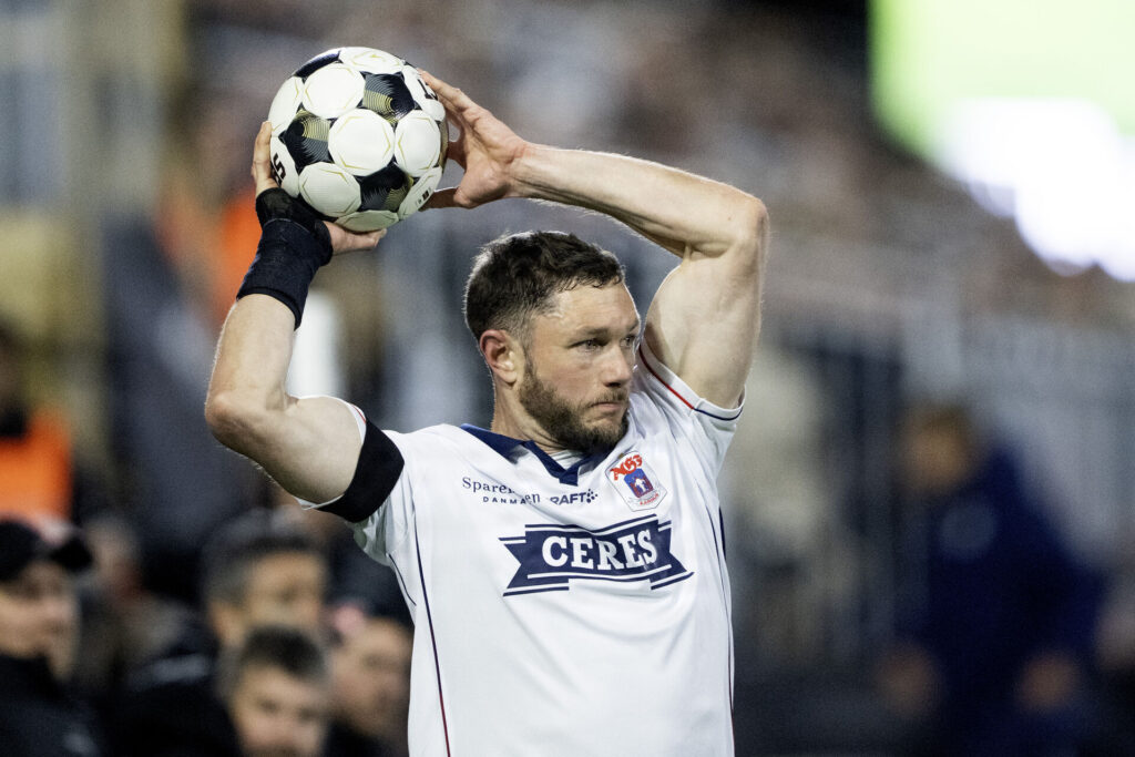 Henrik Dalsgaard i færd med et indkast under en kamp for AGF.