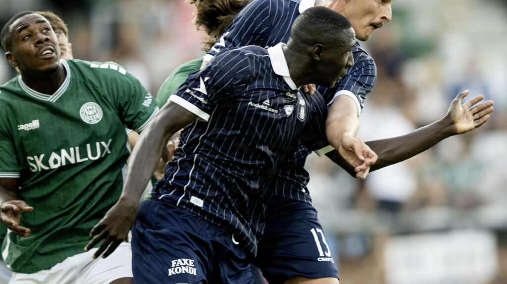 Mouhammade Camara i aktion imod Viborg FF.