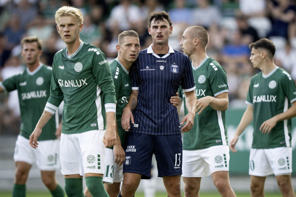 Janni Serra blandt flere Viborg-spillere.