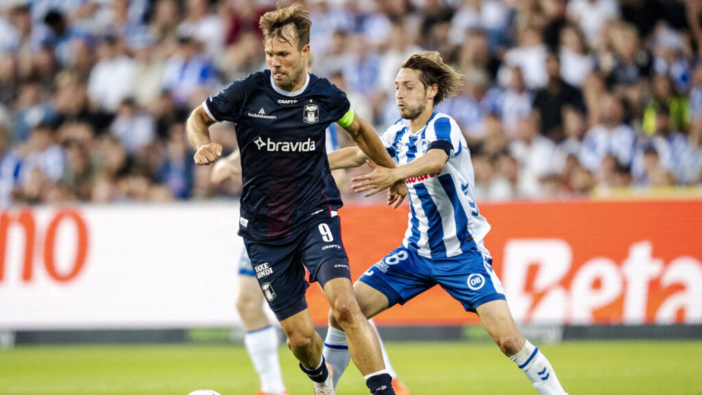 Patrick Mortensen i duel med Rasmus Falk.