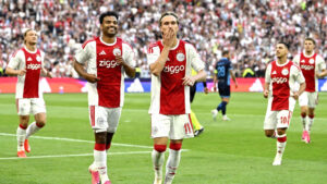 Ajax Amsterdams Mika Godts fejre et mål