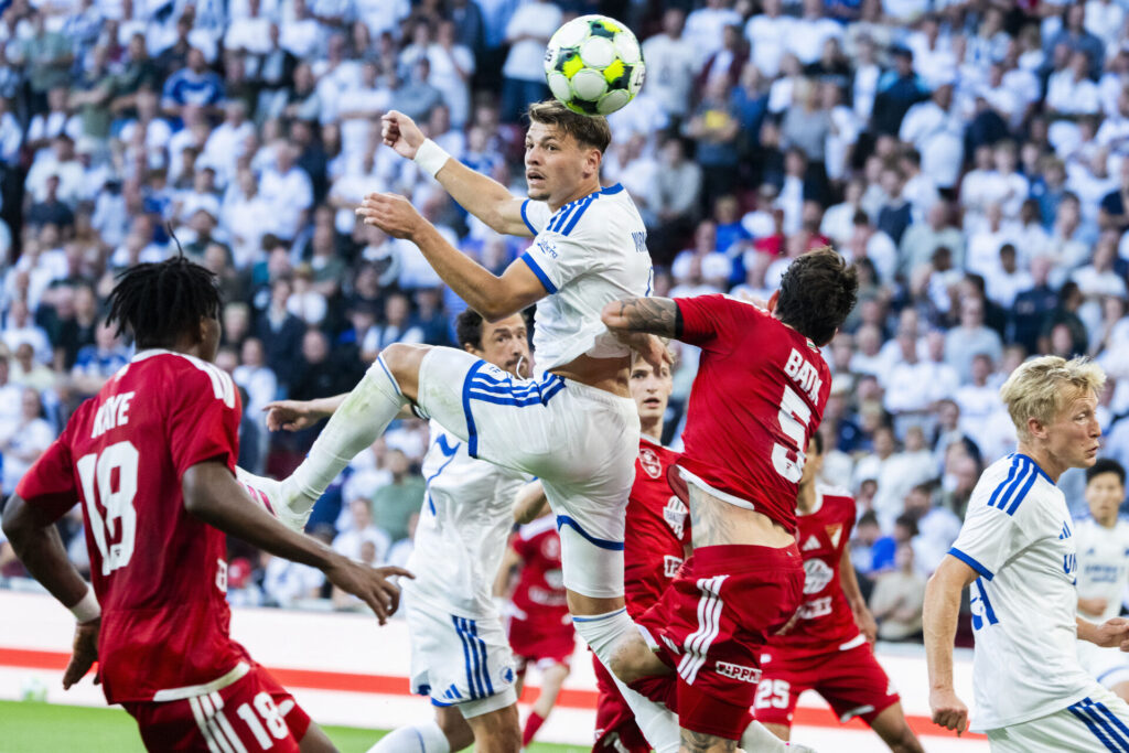 Den nye FCK-spiller Ákos Markgráf i en hovedstødsduel mod Debcren