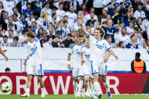 Alex Kral og resten af FCK-holdet der jubler efter en scoring mod Debrecen